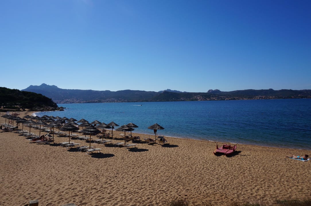 Der Hotelstrand ist sehr gepflegt und sauber Hotel La Rocca Resort & Spa