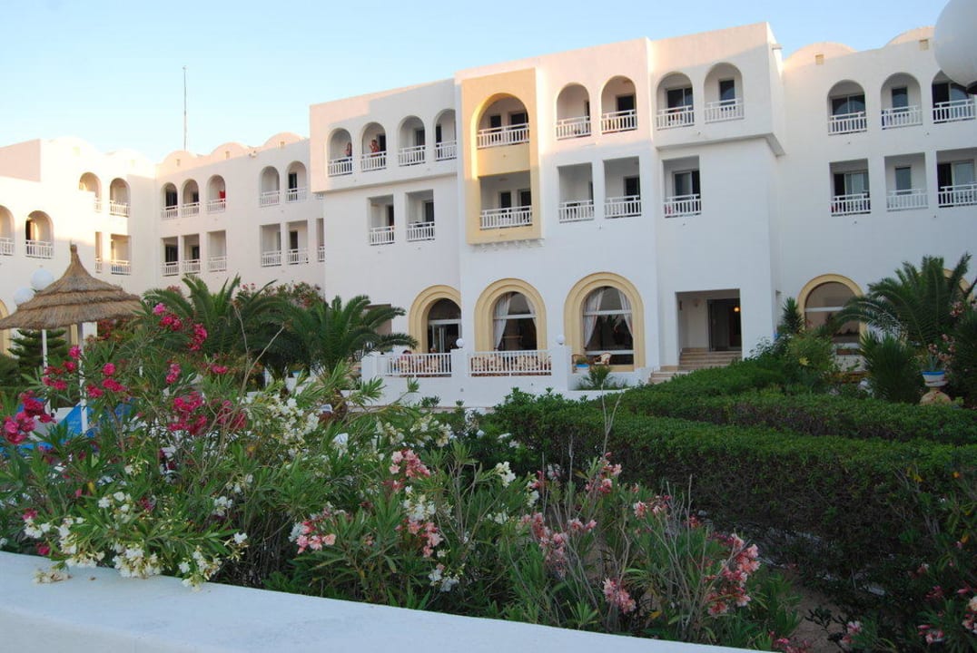 Blick vom Pool zum Hotel Calimera Yati Beach