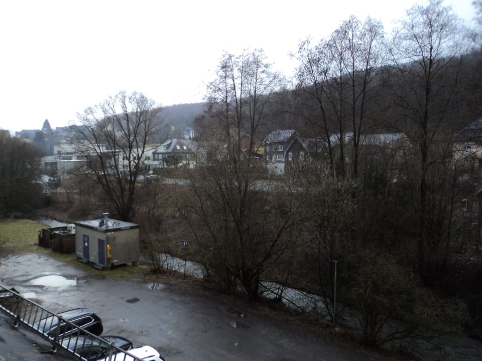 Vom Zimmer auf den Parkplatz EWERTS Hotel