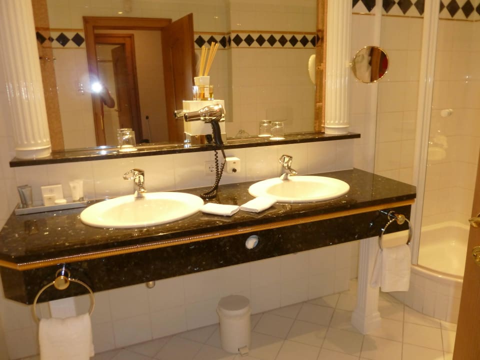 Bad- Doppelwaschbecken Hotel Trofana Royal