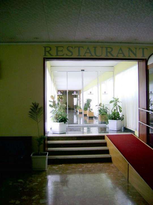 Der Weg zum Restaurant / Speisesaal Rivijera Villen & Dependance Flora & Madera
