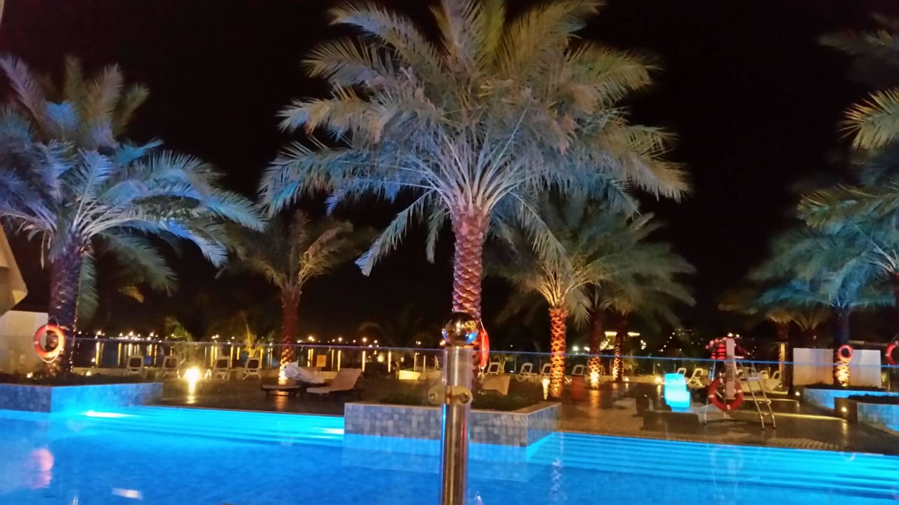 Poolanlage vor den Hauptrestaurant DoubleTree by Hilton Resort & Spa Marjan Island