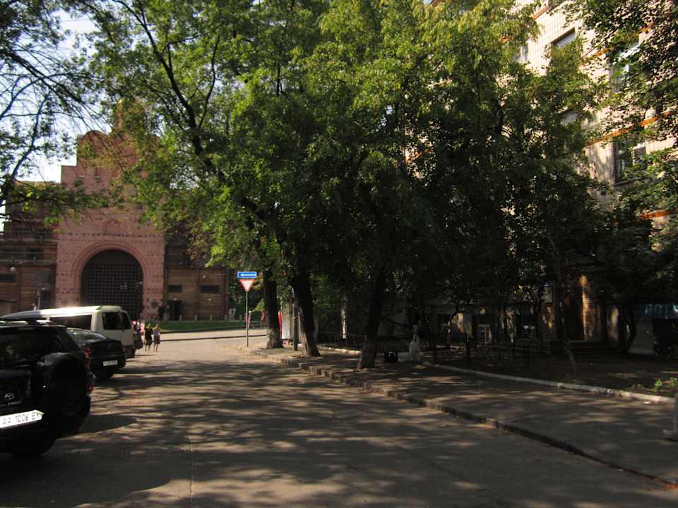 Das Apartment-Gebäude rechts hinter Bäumen versteckt Apartment Best Kiev on Golden Gates