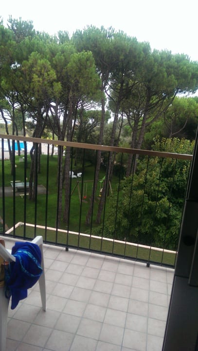 Balkon zum Zimmer, groß und schöner Ausblick Hotel Beau Rivage Pineta