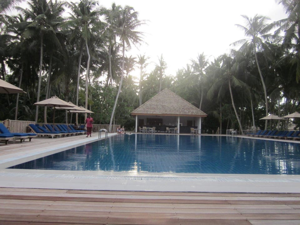 Pool im Inselinneren Vilamendhoo Island Resort & Spa