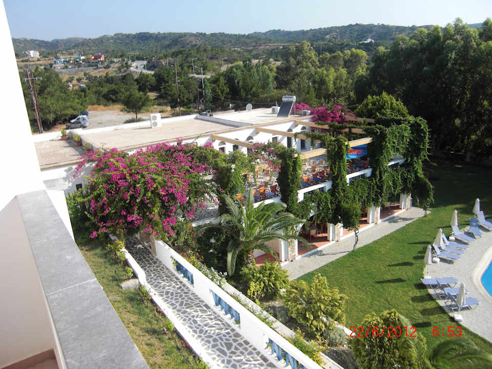 Oben die Terrasse vor der Bar unten der Speisesaal Ekaterini Hotel
