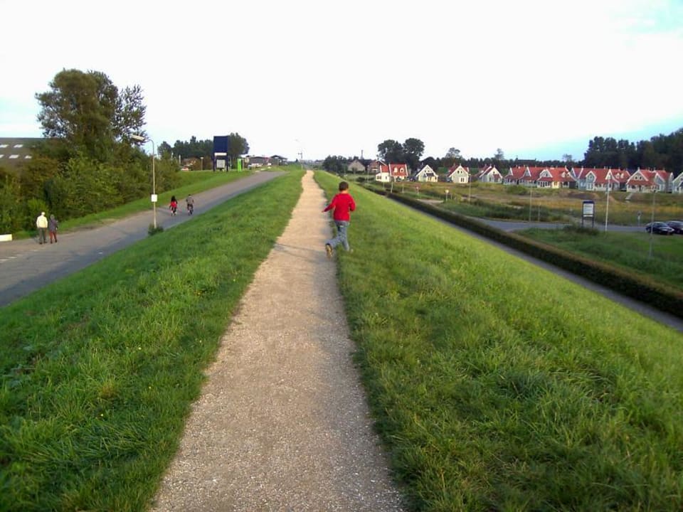 Damm zwischen Meer und Hotel Summio Parc Aquadelta