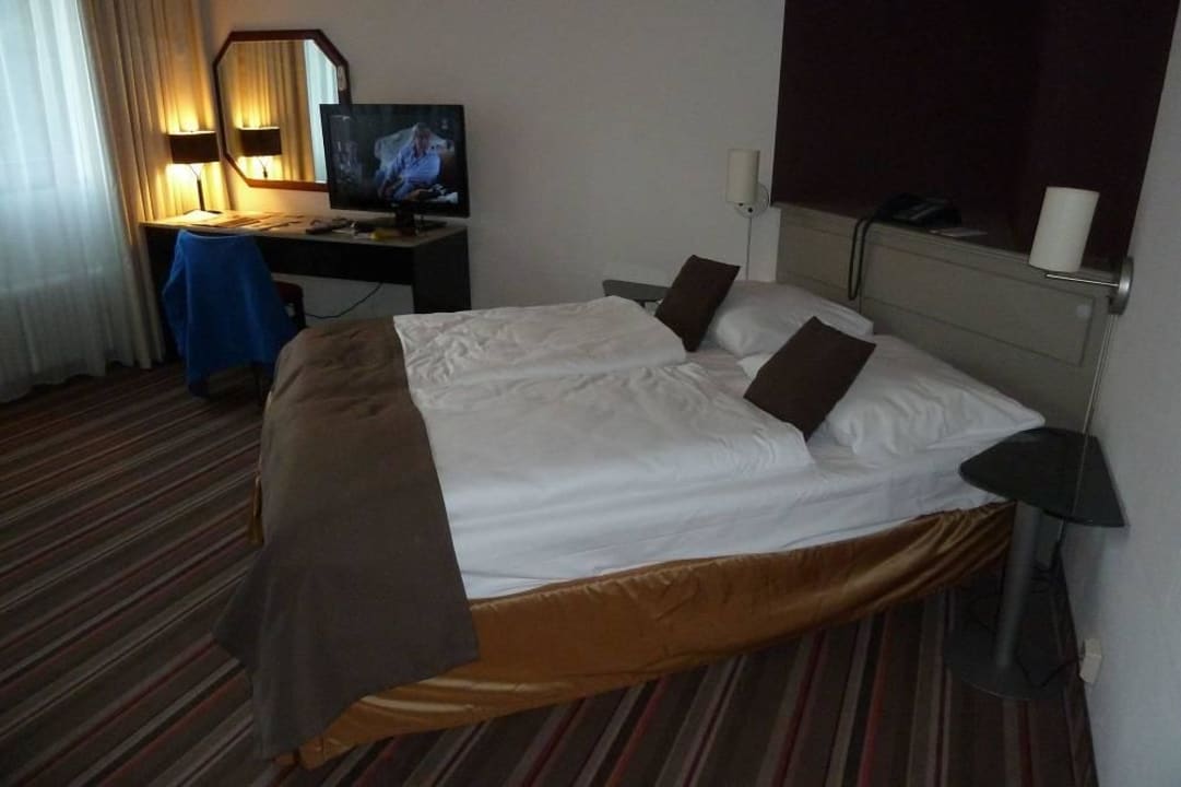 Bett/ TV Leonardo Hotel Hamburg Airport