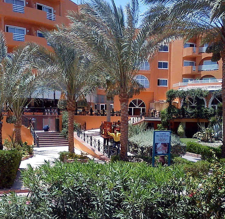 Das Hotel vom Pool aus Golden Beach Resort