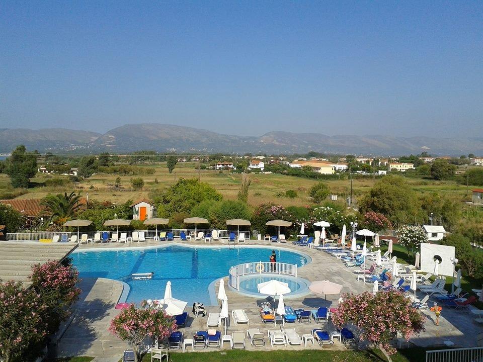 Ausblick von Zimmertüre aus, Balkon gegenüber Hotel Klelia