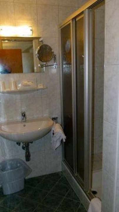 Teilaufnahme Bad mit Duschkabine Hotel Brückenwirt