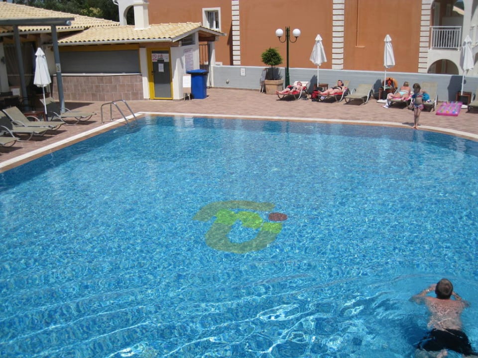 Hauptpool am Restaurant Michelangelo Resort