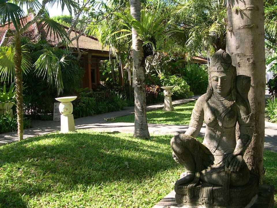 Götter im Garten... Puri Santrian