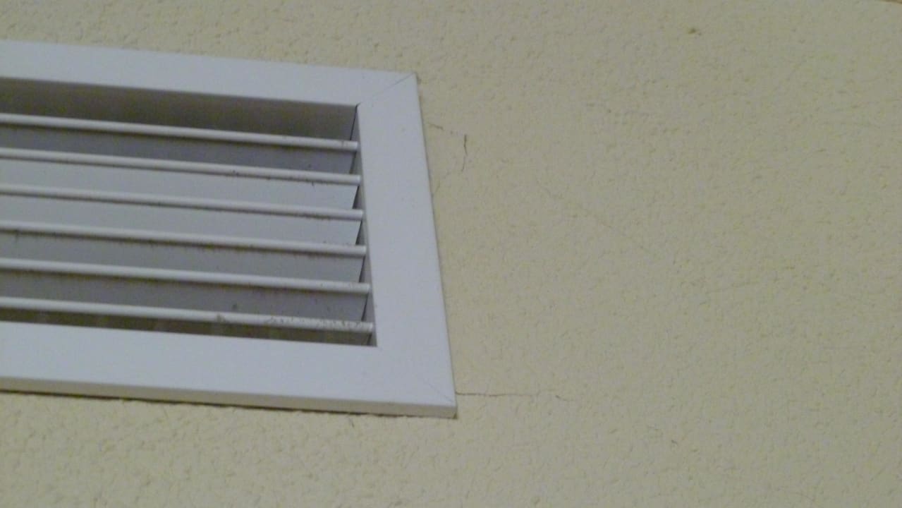 Risse und dreckige Klimaanlage BLUESEA Gran Cervantes