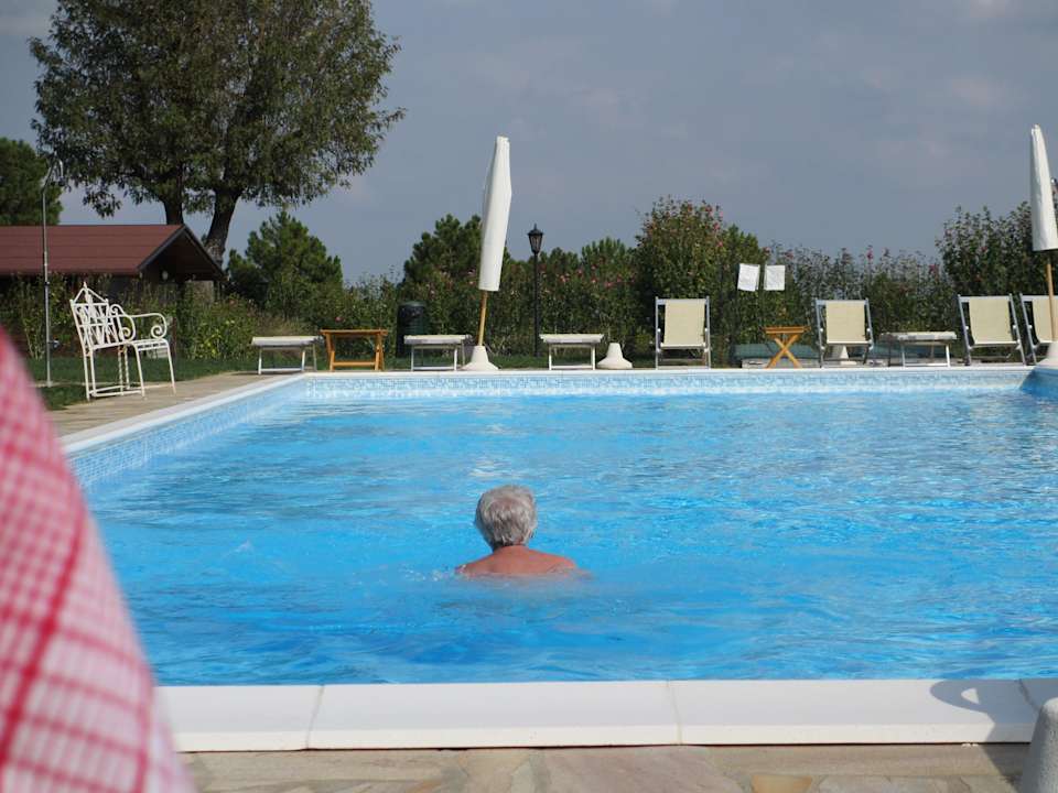 Großzügiger Pool- und Liegebereich Agriturismo Cima alla Serra