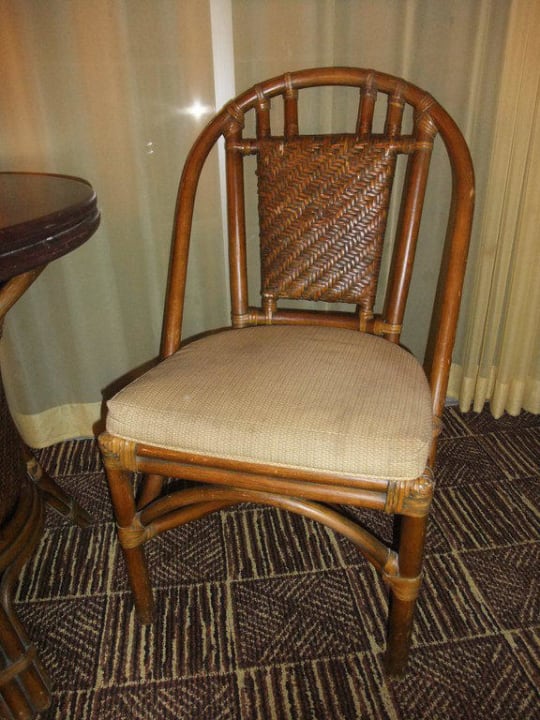 Ziemlich alter Stuhl und hässlicher Teppich Hotel Aston Waikiki Beach