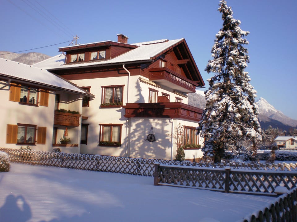 Hausansicht Winter Pension Leyrer