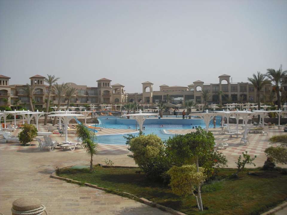 Poolanlage vom Strand aus Pensée Royal Garden Beach Resort