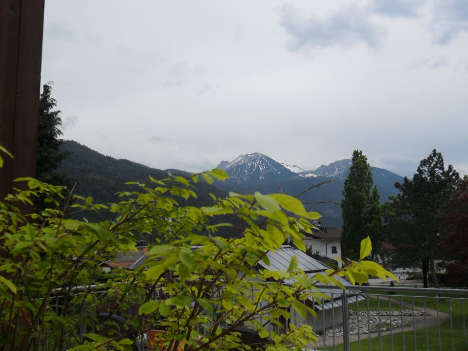 Blick von der Sonnenterrasse auf die Berge Hotel Achentalerhof
