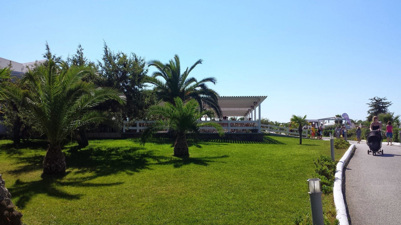 Weg zum Restaurant Sandy Beach Resort