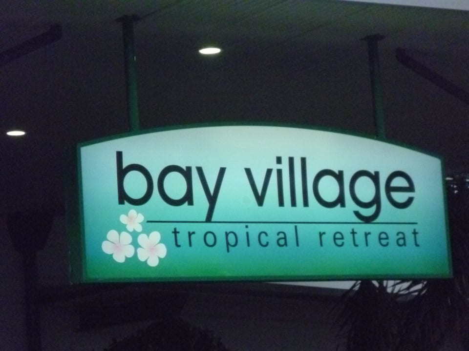 Schild über dem Eingang Bay Village Tropical Retreat &  Apartments
