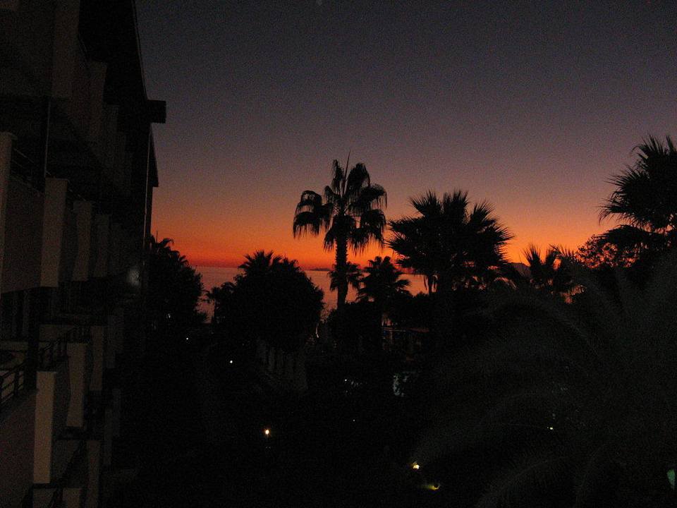 Sonnenuntergang von der Terrasse Hotel Grand Side