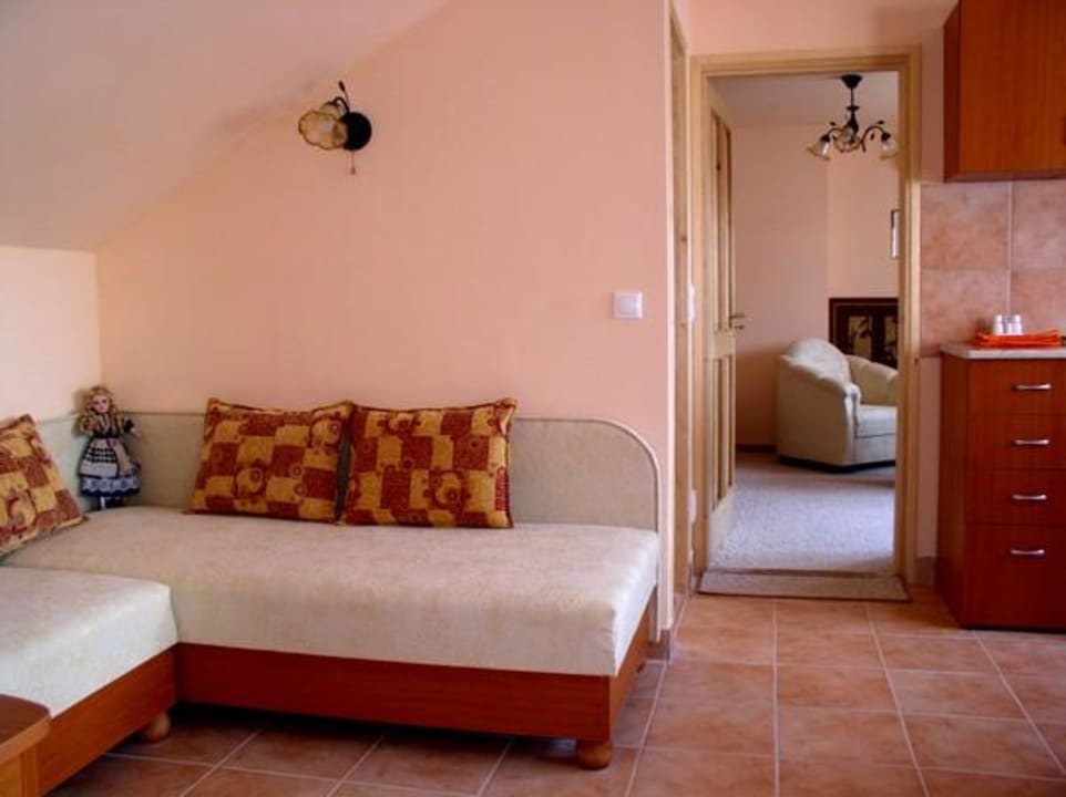 Wohnzimmer mit Küche im Familen Appartement Julia Villa