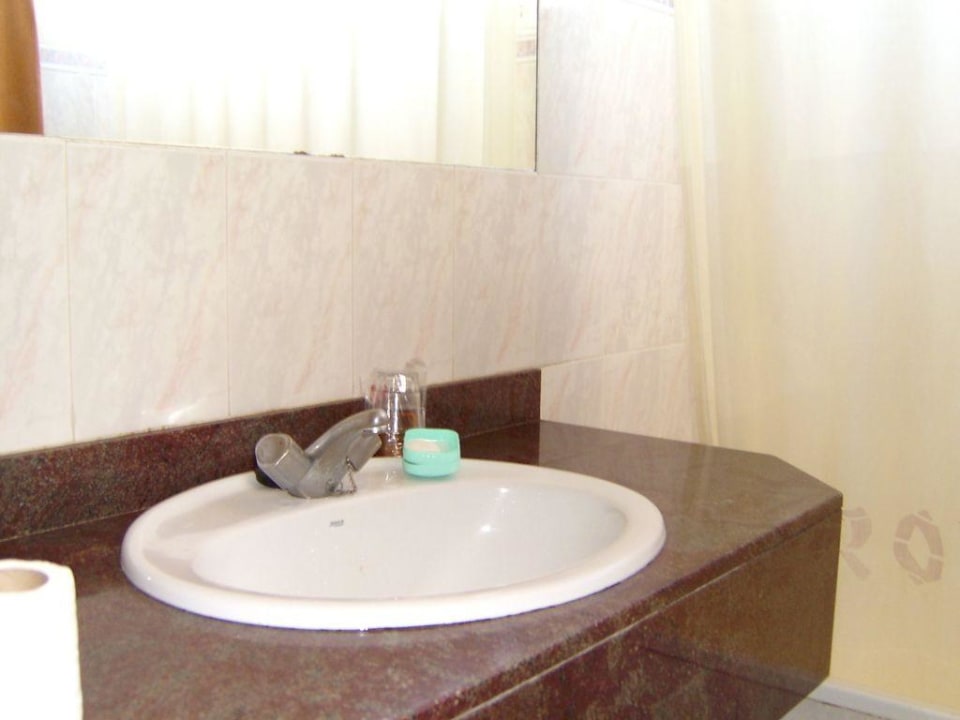 Waschbecken im Badezimmer alltoura Club Hotel Akeah Broncemar