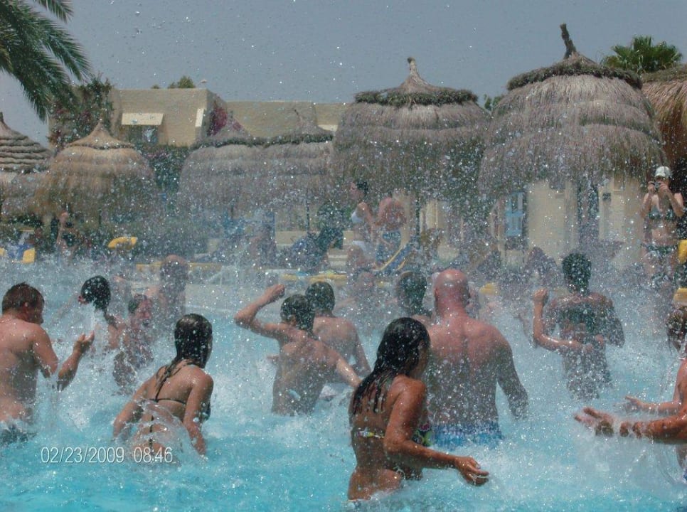 Clubtanz im Pool TUI MAGIC LIFE Penelope Beach