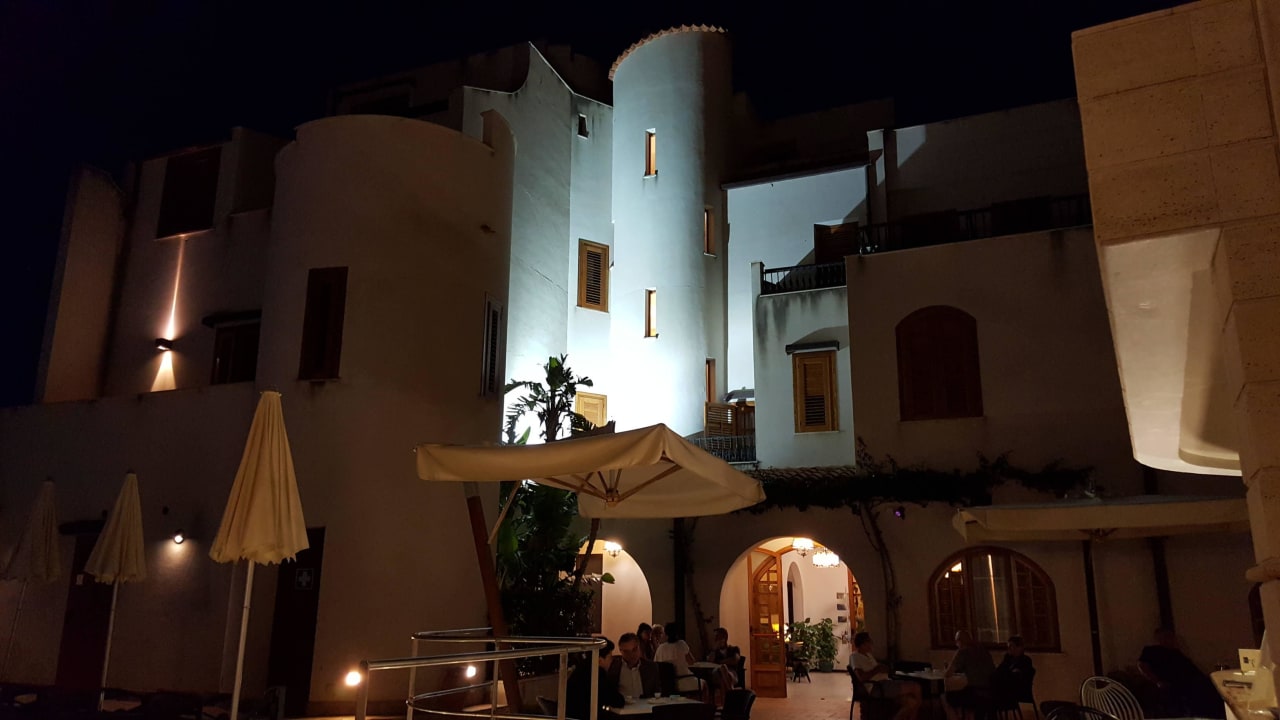 Hotel bei Nacht Hotel Baia del Capitano