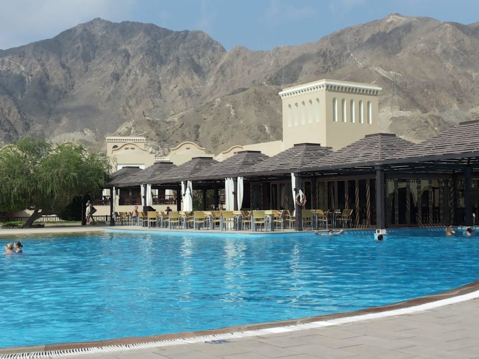 Blick zum Poolrestaurant Miramar Al Aqah Beach Resort