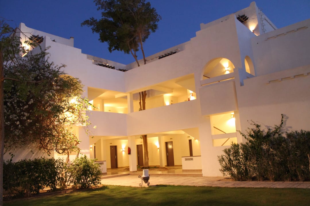 Eines der Gebäude Hotel Mercure Hurghada