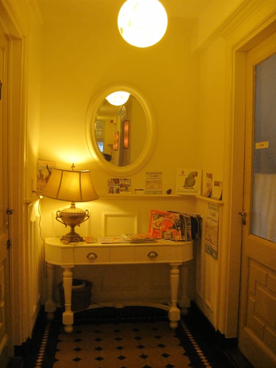 Tisch mit Flyern und Zeitschriften Hotel Mare Sanat