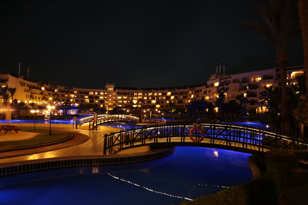 Hotelanlage bei Nacht Steigenberger ALDAU Beach Hotel