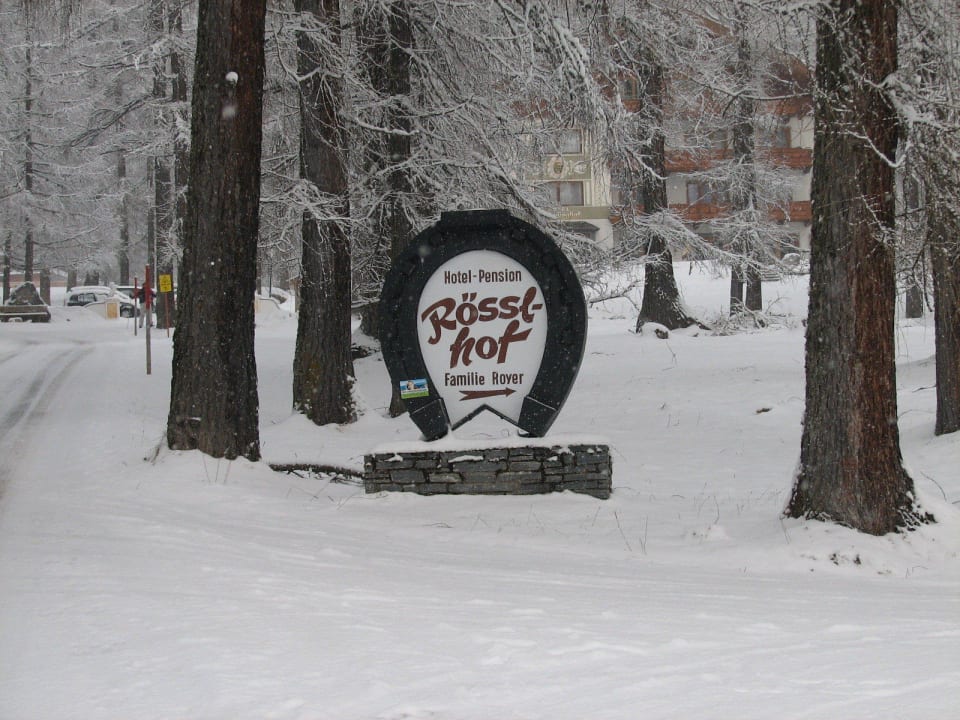 Rechts geht es zum Hotel Hotel Rösslhof