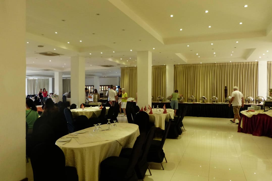 Widok na salę restauracji Oak Ray Regency