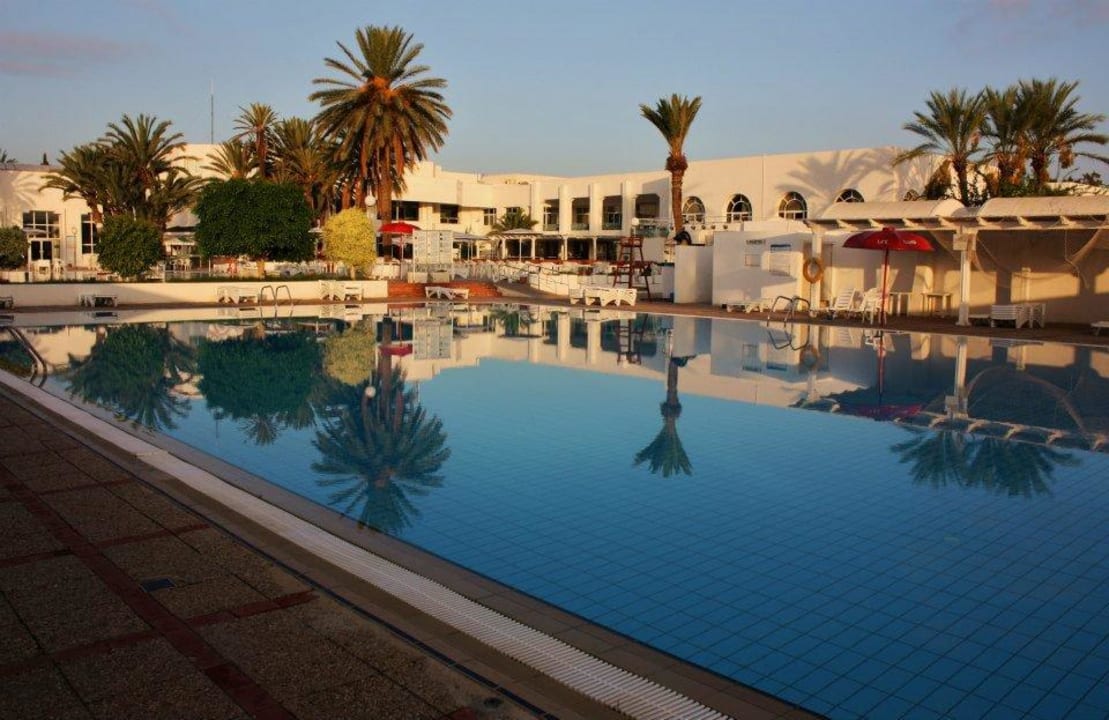 Der Pool früh am Morgen El Mouradi Club Kantaoui