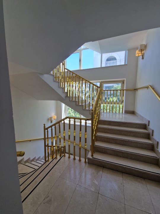 Lobby Well Palace Side