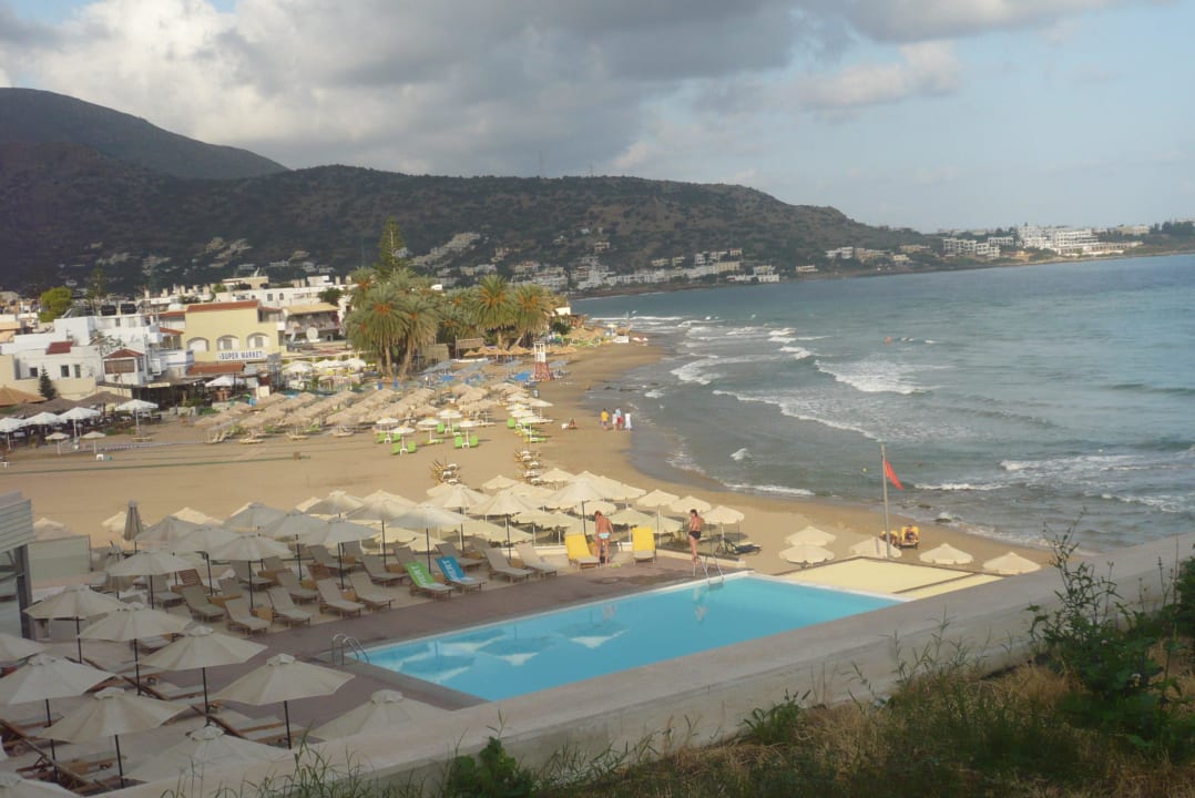 Blick vom Balkon auf den Hotelstrand I Resort Beach Hotel & Spa