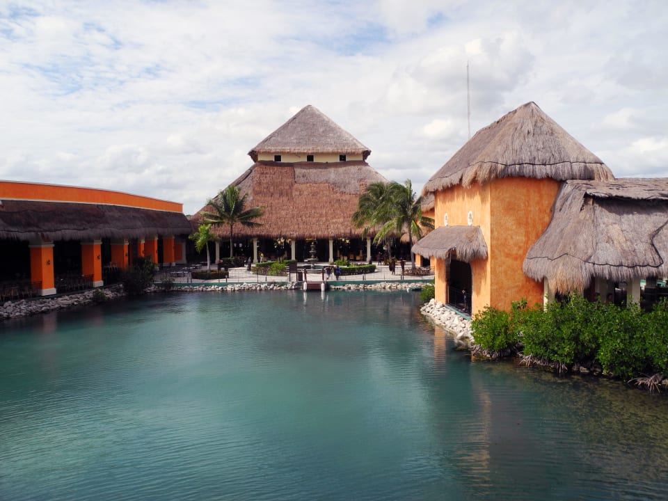 Die Rückseite der offenen Lobby Riviera Grand Palladium Select White Sand Resort & Spa