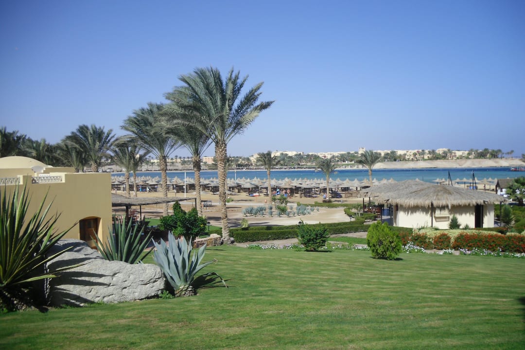 Garten zwischen dem Hotel und der Tauchbasis Jaz Solaya