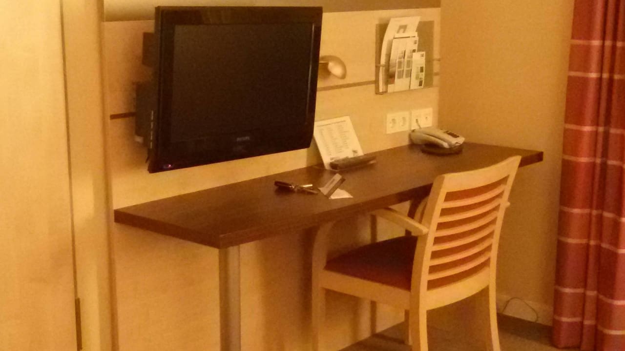 Schreibtisch mit Flachbild TV Holiday Inn Express Nürnberg - Schwabach
