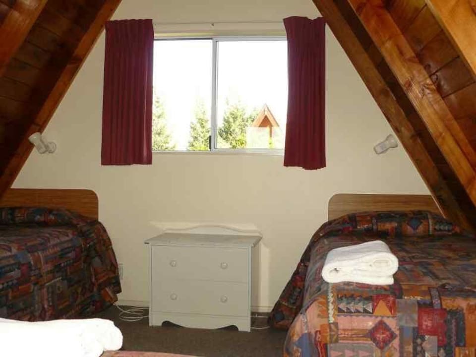 Schlafbereich unter dem Dach Mountain Chalets Motels