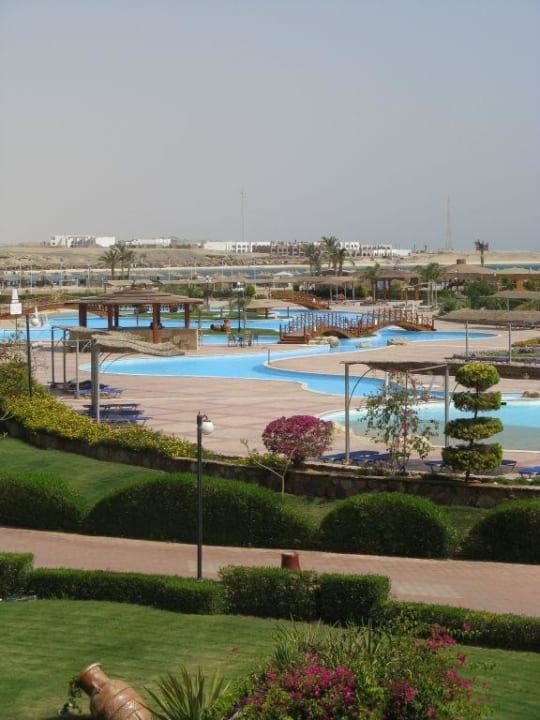 Poolanlage (Blick aus dem Restaurant) Malikia Resort Abu Dabbab