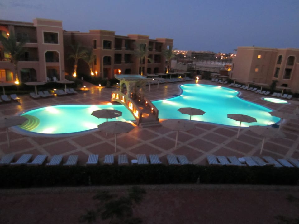 Pool in der Dämmerung Charmillion Club Aqua Park