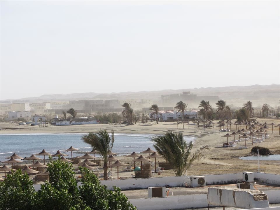 Blick vom Strandrestaurant zum Strand Three Corners Equinox Beach Resort