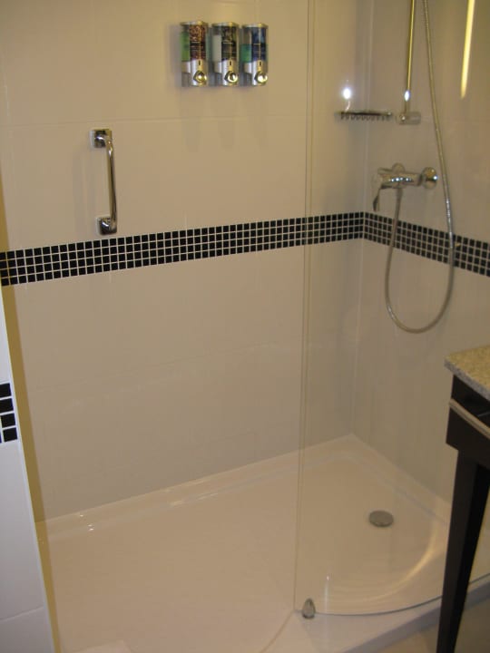 Bad mit doppelt großer Dusche Hampton by Hilton Berlin City West