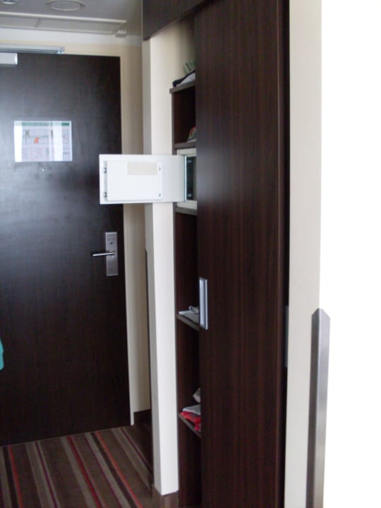 Schrank mit Safe Leonardo Hotel Berlin