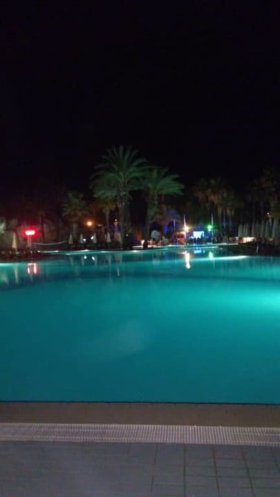 Basen nocą Monachus Family Resort Sorgun