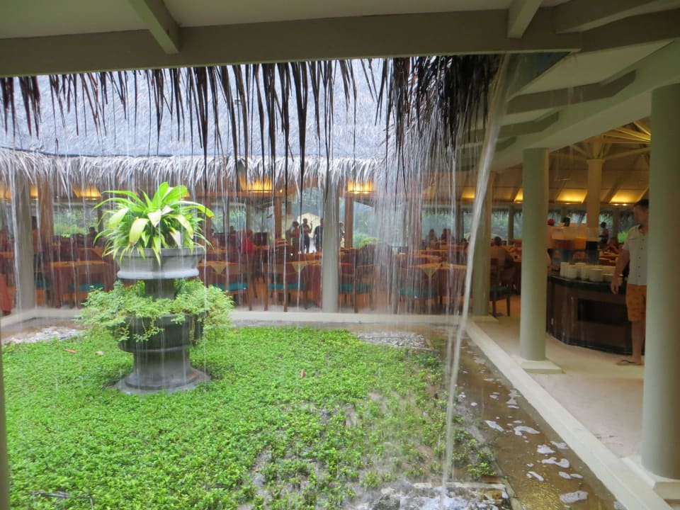 Heftiger Regen während dem Frühstück Adaaran Select Hudhuran Fushi - Premium All Inclusive
